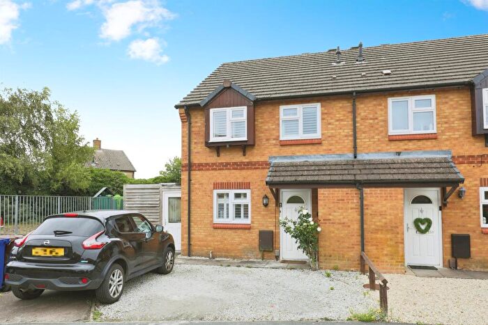 3 Bedroom Semi-Detached House For Sale In Market End Way, Bicester, OX26