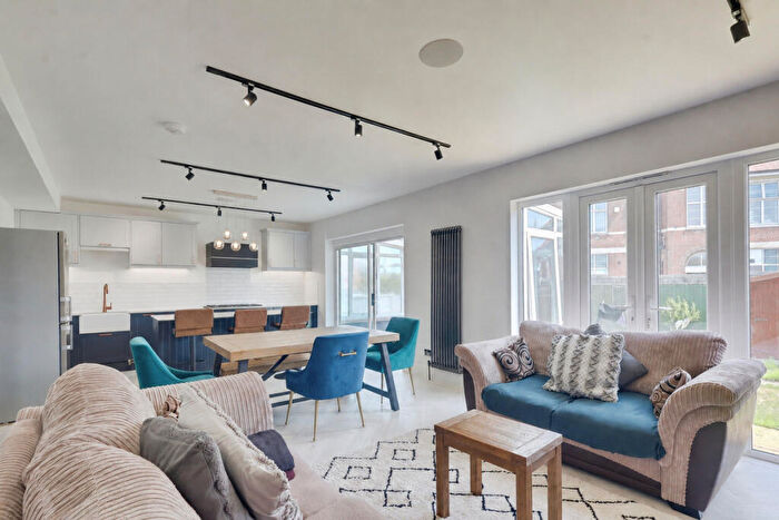 3 Bedroom Detached House For Sale In Hobleythick Lane, Westcliff-on-sea, SS0