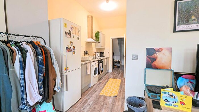 4 Bedroom Flat To Rent In The Crescent A&B, Hyde Park, Leeds, LS6