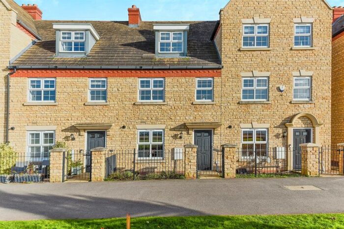4 Bedroom Property To Rent In Langton Walk, Stamford, PE9