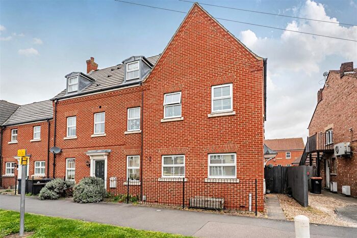 3 Bedroom End Terrace House For Sale In Goldington Road, Bedford, MK40
