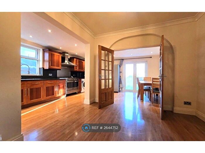 3 Bedroom Terraced House To Rent In Stamford Road, London, N1