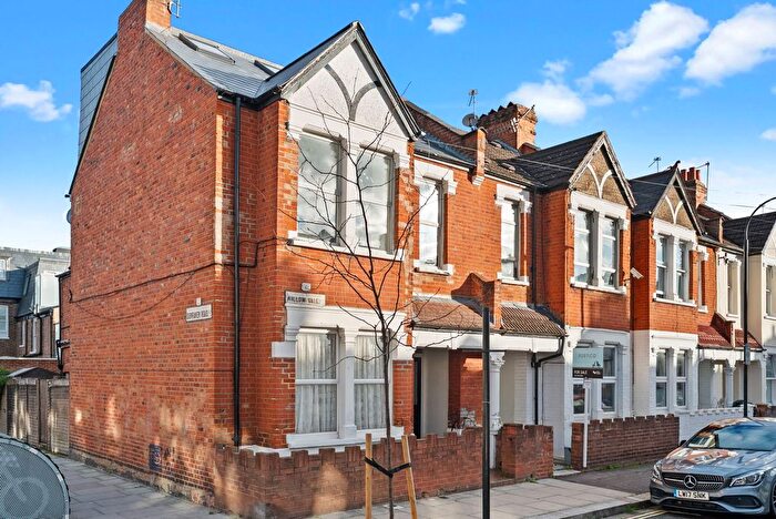 3 Bedroom Flat For Sale In Willow Vale, London, W12