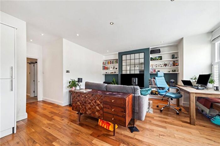 2 Bedroom Flat To Rent In Carminia Road, Balham, SW17