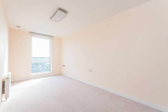 2 Bedroom Flat To Rent In The Green, Southall, UB2