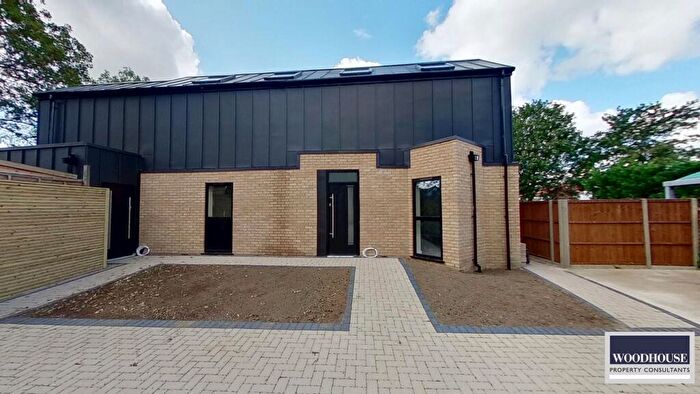 2 Bedroom Maisonette For Sale In Turners Hill, Cheshunt, EN8