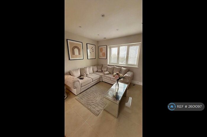 3 Bedroom Flat To Rent In Phoenix Mews, Chatham, ME5