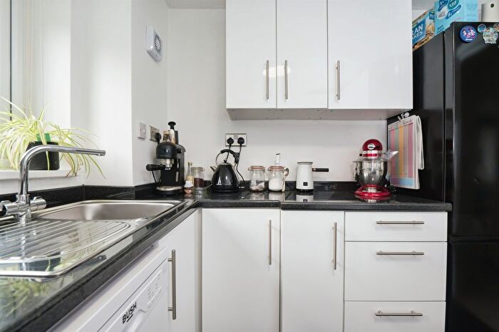 2 Bedroom Flat For Sale In Chawton Close, West End, Southampton, SO18