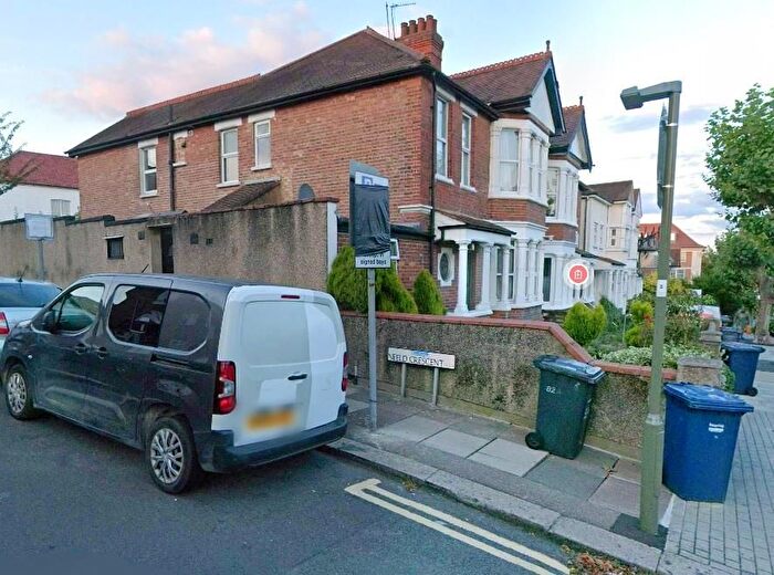 3 Bedroom Flat To Rent In Vivian Avenue, London, NW4