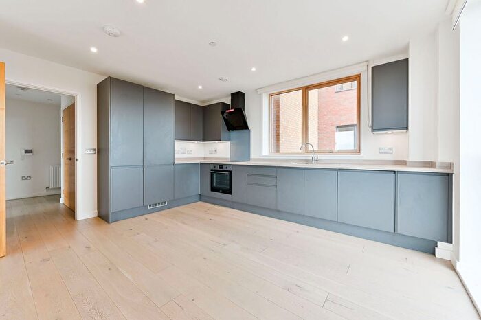 2 Bedroom Flat For Sale In Ipswich Court, Hanwell, W7