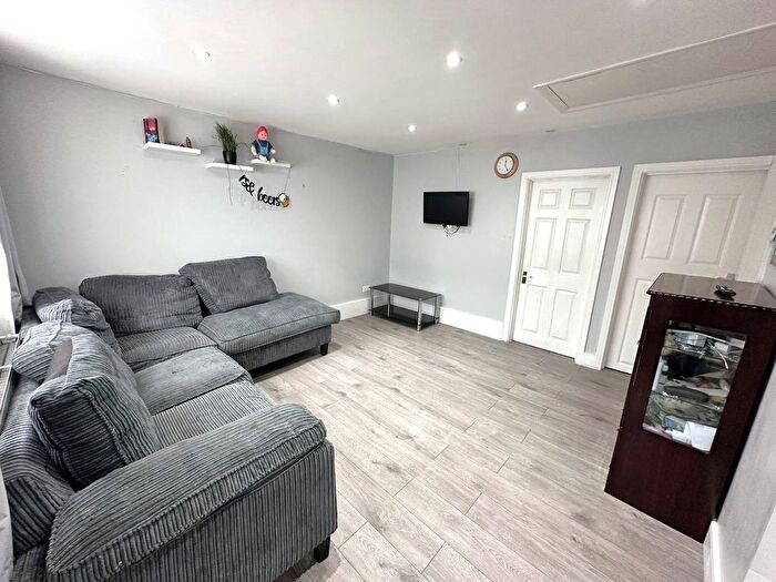 3 Bedroom Garage / Parking To Rent In Gledwood Avenue, Hayes, Greater London, UB4