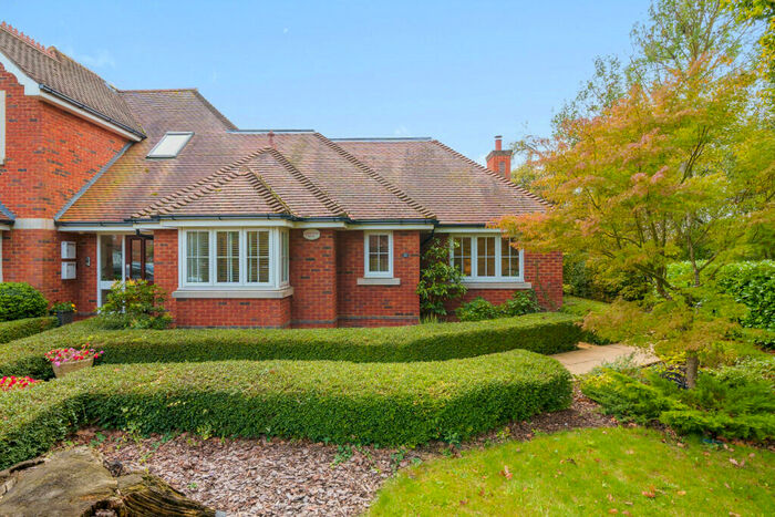 2 Bedroom Apartment For Sale In Broadcommon Road, Hurst, Reading, Berkshire, RG10