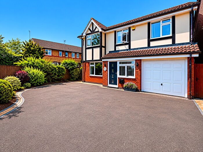 5 Bedroom Detached House For Sale In The Magpies, Luton, Bedfordshire, LU2