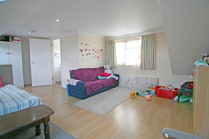Studio To Rent In High Road, Seven Kings, IG3
