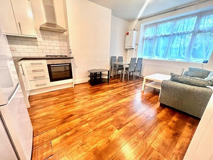 2 Bedroom Flat To Rent In Pershore Close, Ilford, IG2