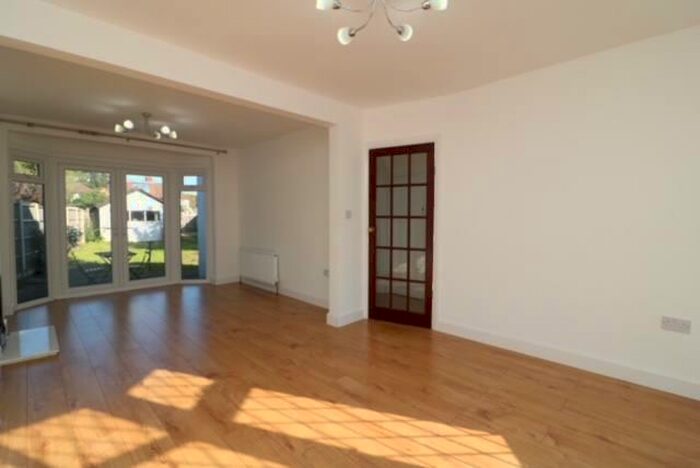 3 Bedroom Semi-Detached House To Rent In Hollybush Road, KT2