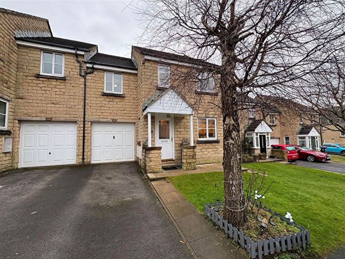 3 Bedroom Semi-Detached House For Sale In Siskin Drive, Clayton Heights, Bradford, BD6