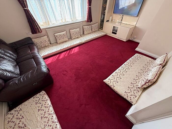 2 Bedroom Flat To Rent In Harlech Gardens, Hounslow, TW5