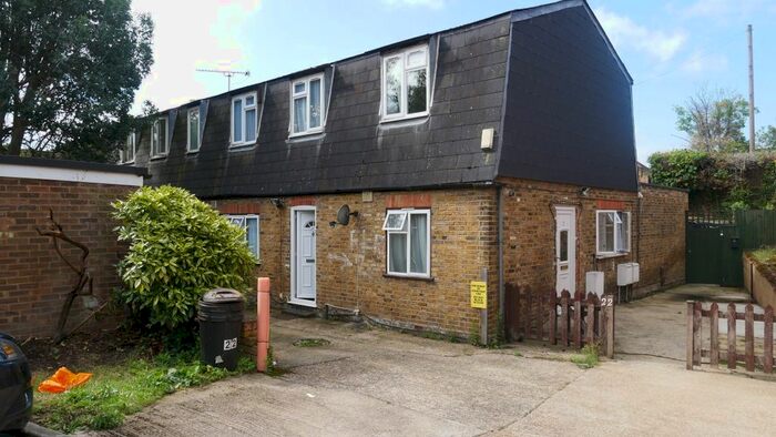 2 Bedroom Flat To Rent In Hilliers Avenue, Uxbridge, UB8