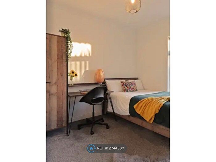 4 Bedroom Semi-Detached House To Rent In Newman Road, Sheffield, S9