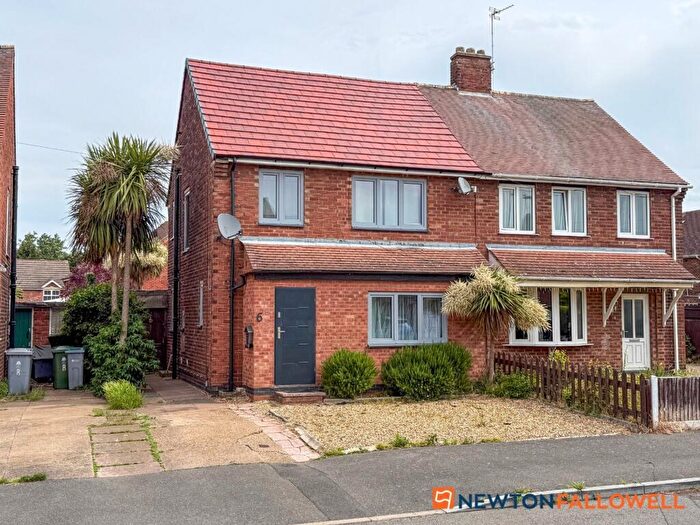3 Bedroom Semi-Detached House For Sale In Stephen Road, Newark, NG24