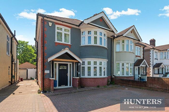 3 Bedroom Semi Detached House For Sale In Great West Road, Isleworth, TW7