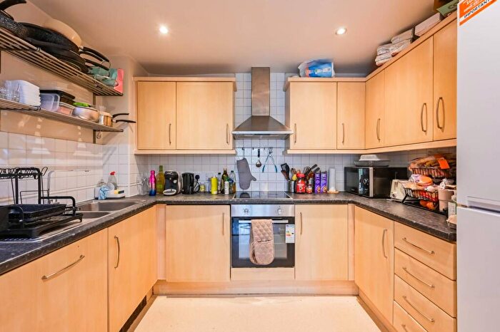 2 Bedroom Flat To Rent In Branch Road, Limehouse, London, E14