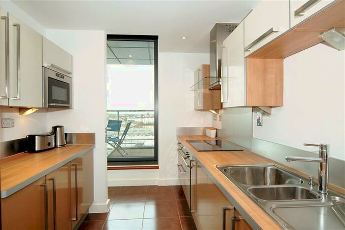 3 Bedroom Flat To Rent In Neutron Tower, Blackwall Way, Blackwall Way, London, E14