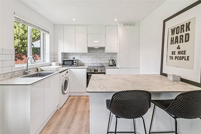 2 Bedroom Flat For Sale In Crowthorne Close, London, SW18