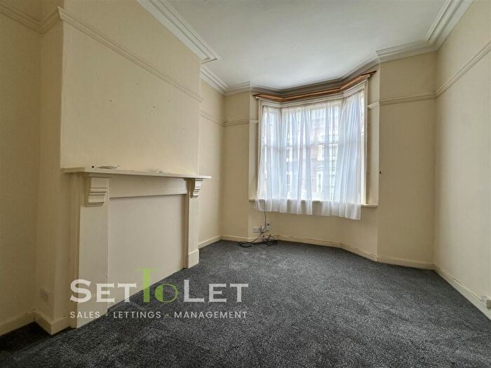 3 Bedroom Terraced House To Rent In College Avenue, Leicester, LE2