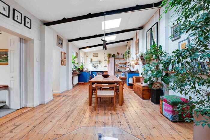 2 Bedroom Flat To Rent In Tredown Road, Sydenham, SE26