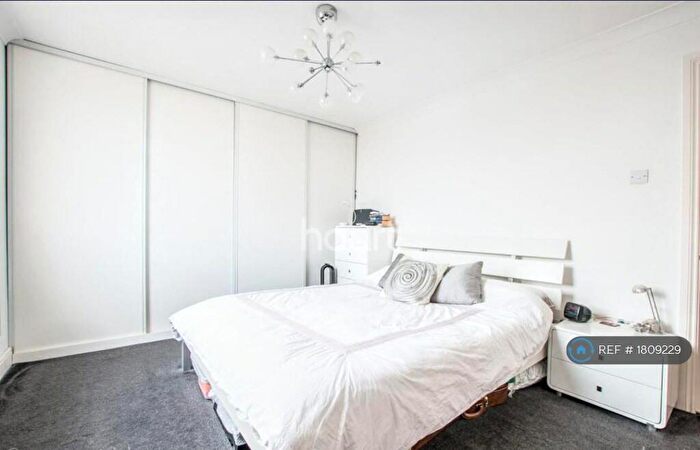 2 Bedroom Flat To Rent In Heber Road, London, SE22