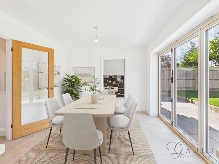 4 Bedroom Detached House For Sale In Buckingham Road, Silverstone, NN12