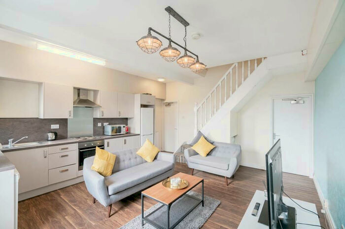 4 Bedroom Flat To Rent In North Lane, Leeds, LS6