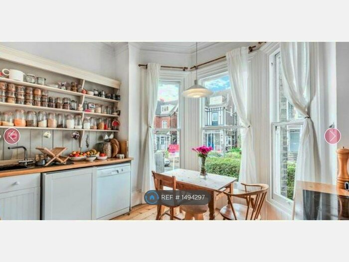 3 Bedroom Flat To Rent In Gatestone Road, London, SE19