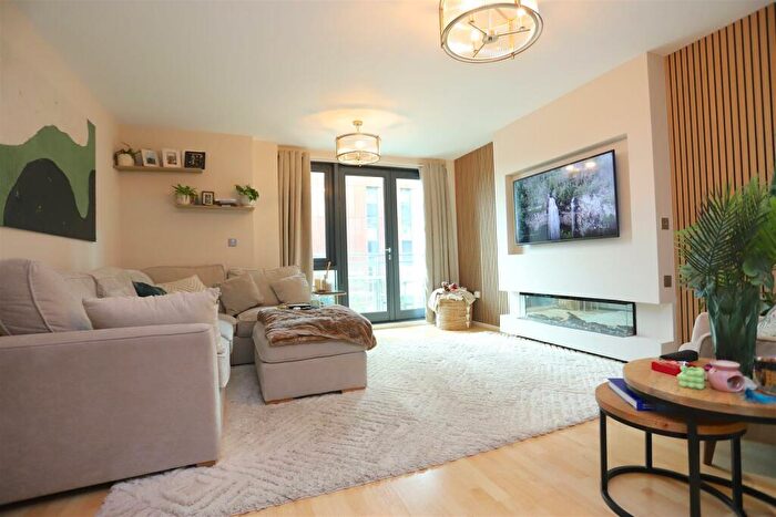 2 Bedroom Apartment To Rent In City Road East, M15