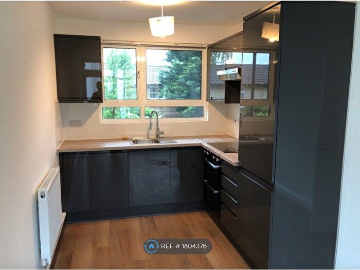 3 Bedroom Flat To Rent In Sharp House, London, SW8