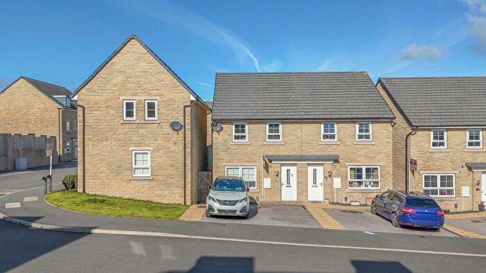 3 Bedroom Semi Detached House For Sale In Rambling Walk, Clayton, Bradford, BD14