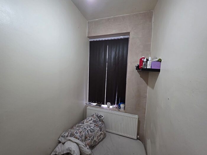 2 Bedroom Terraced House For Sale In Lonsdale Street, Bradford, BD3