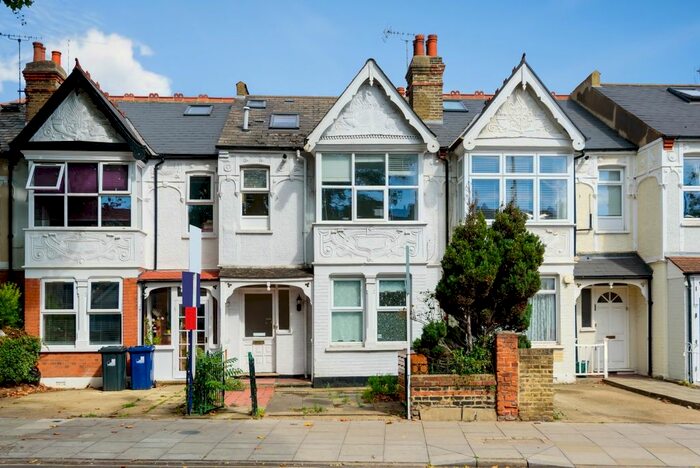 3 Bedroom Flat To Rent In Northfield Avenue, London, W13
