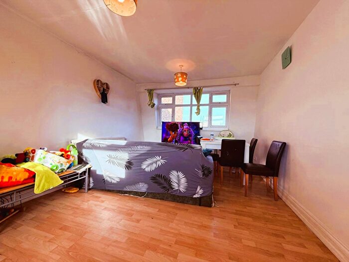 2 Bedroom Flat To Rent In Brooksby's Walk, London, E9