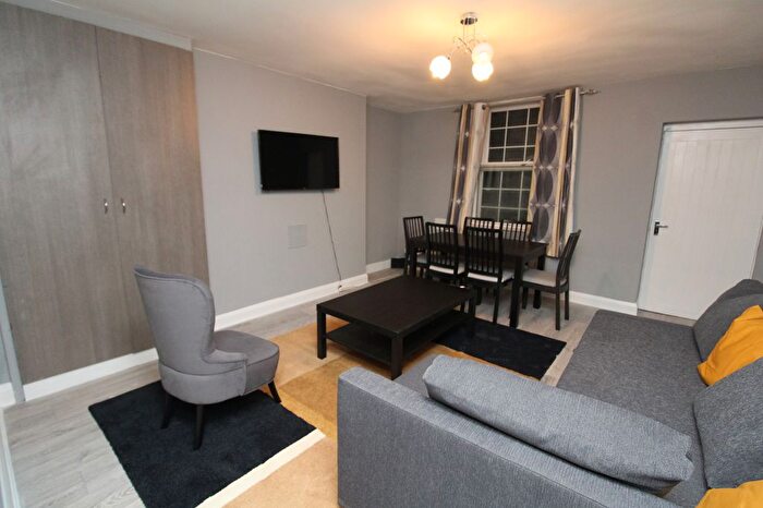2 Bedroom Maisonette To Rent In New Cross Road, London, SE14