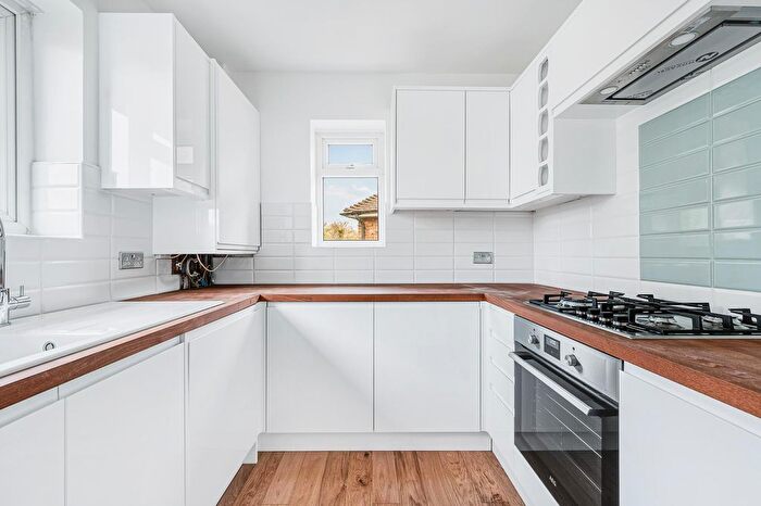 2 Bedroom Flat To Rent In Hathaway Gardens, Ealing, W13