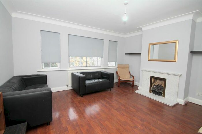 3 Bedroom Flat To Rent In Crestbrook Place, Green Lanes, Palmers Green, N13