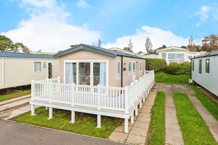 3 Bedroom Mobile/park Home For Sale In Harbour View, Rockley Park, Poole, Dorset, BH15