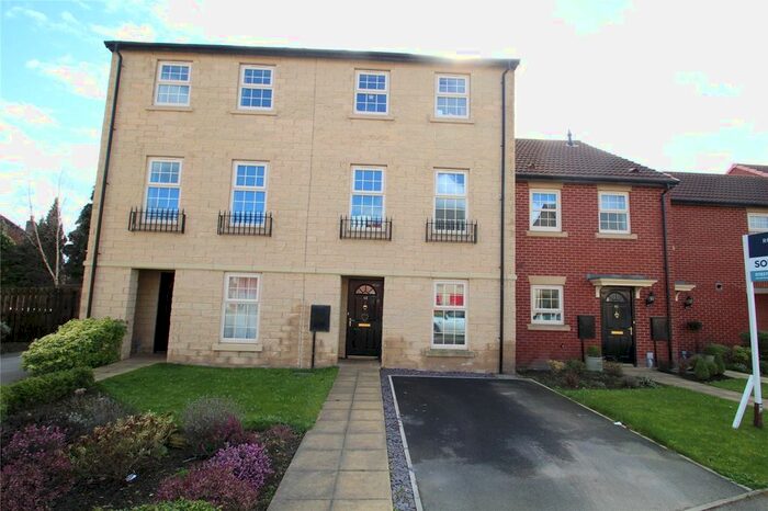 4 Bedroom Town House To Rent In Turnberry Avenue, Ackworth, Pontefract, West Yorkshire, WF7