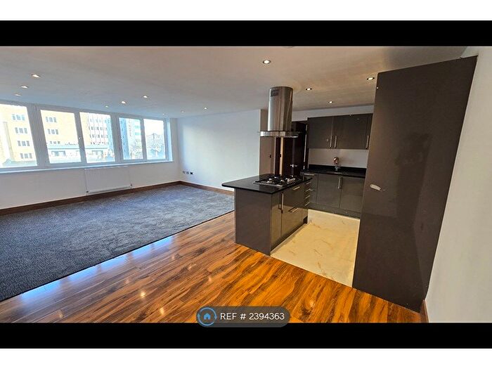 3 Bedroom Flat To Rent In Stoneham House, Croydon, CR0