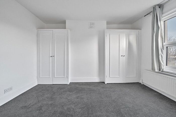 3 Bedroom Flat To Rent In York Road, Acton, London, W3