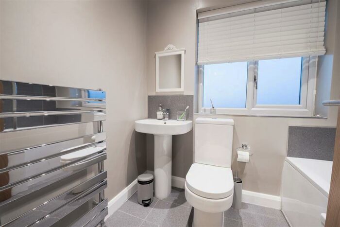 4 Bedroom Semi-Detached House To Rent In Woodhill Rise, Leeds, LS16