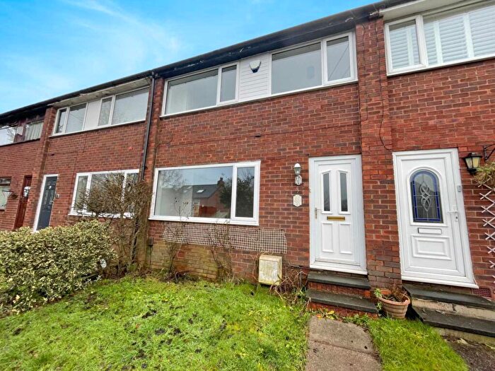 3 Bedroom Town House To Rent In Dogford Road, Royton, OL2